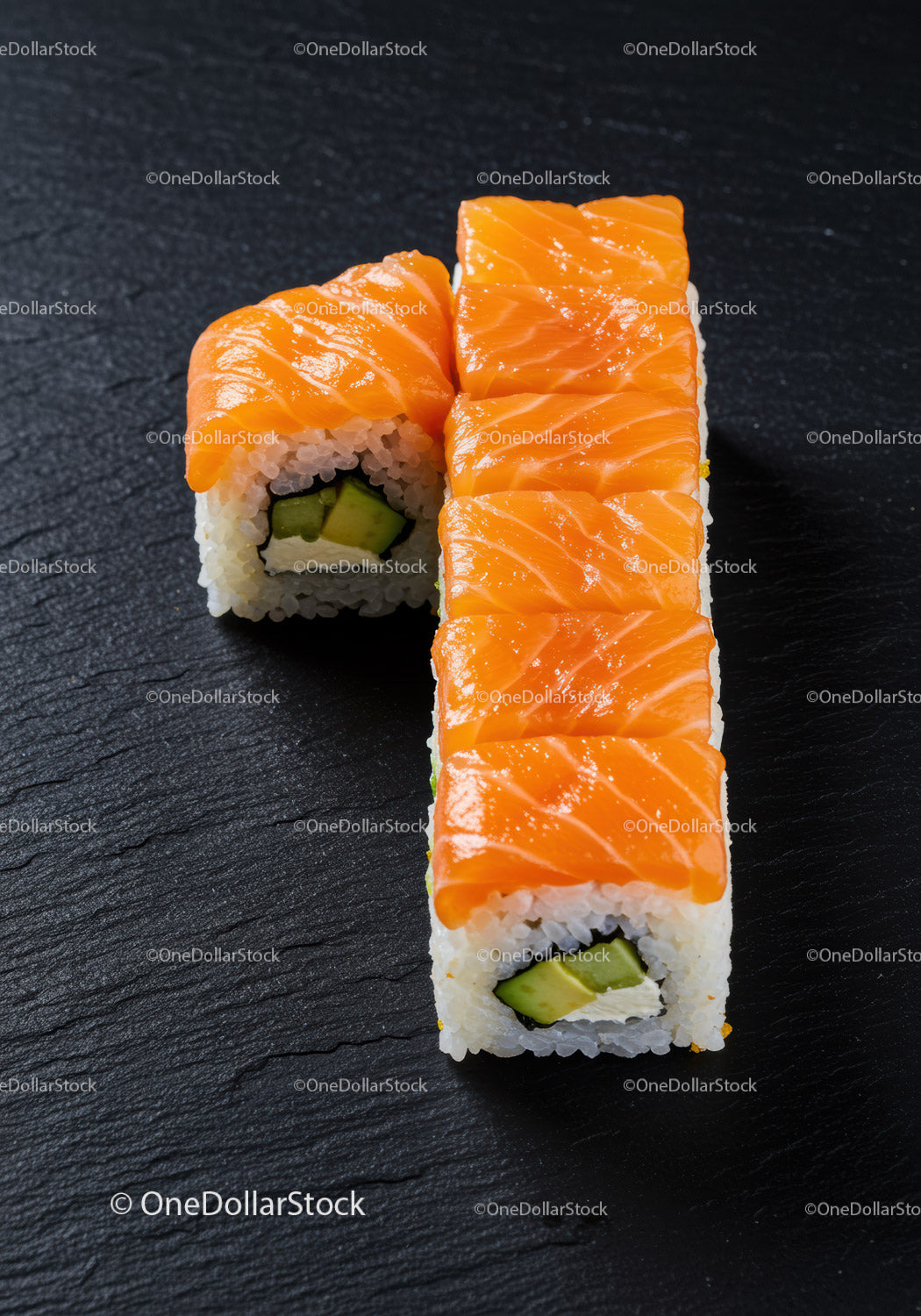 Świeże rolki sushi z łososiem, ogórkiem i serkiem śmietankowym