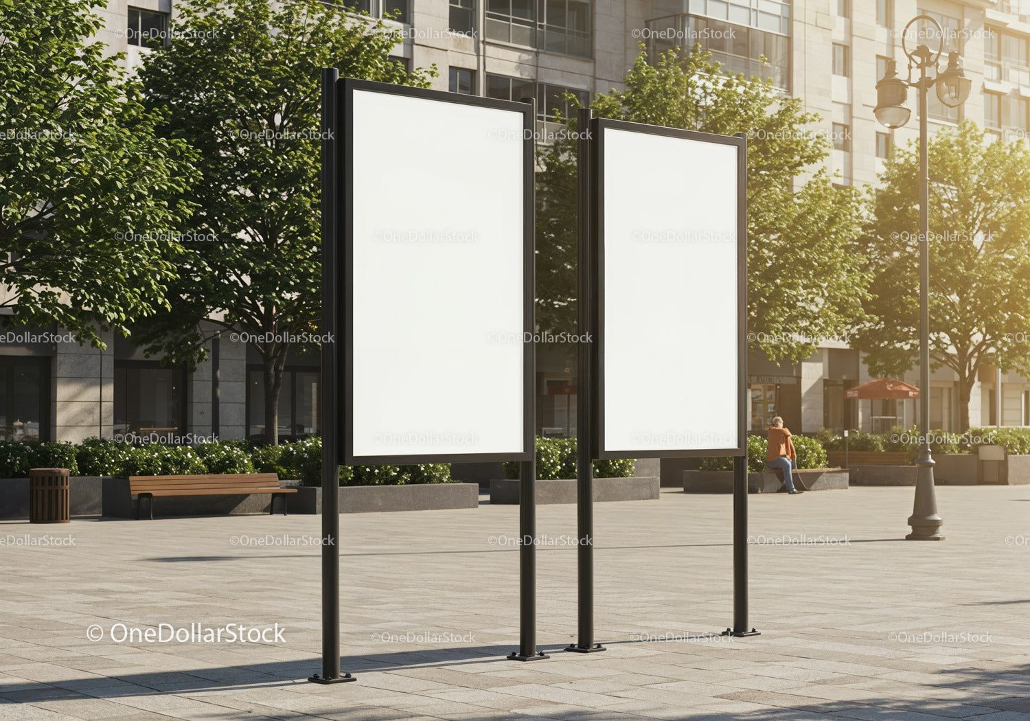Puste miejskie billboardy na słonecznym placu miejskim