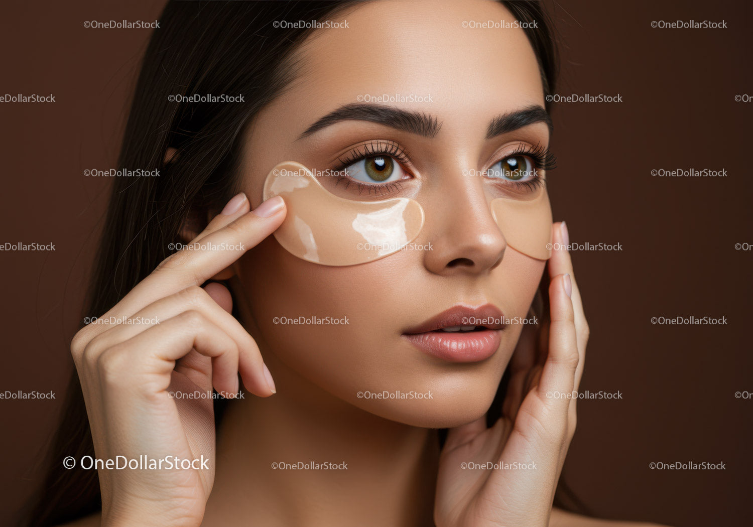 Młoda kobieta nakładająca serum na twarz i produkty do pielęgnacji skóry