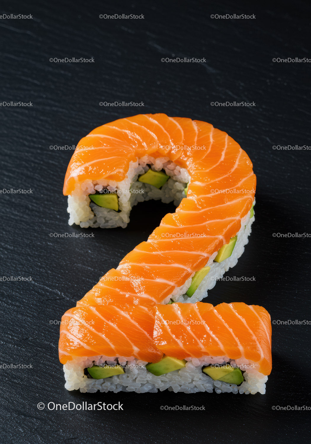 Sushi z łososiem w kształcie cyfry dwa na czarnym łupku