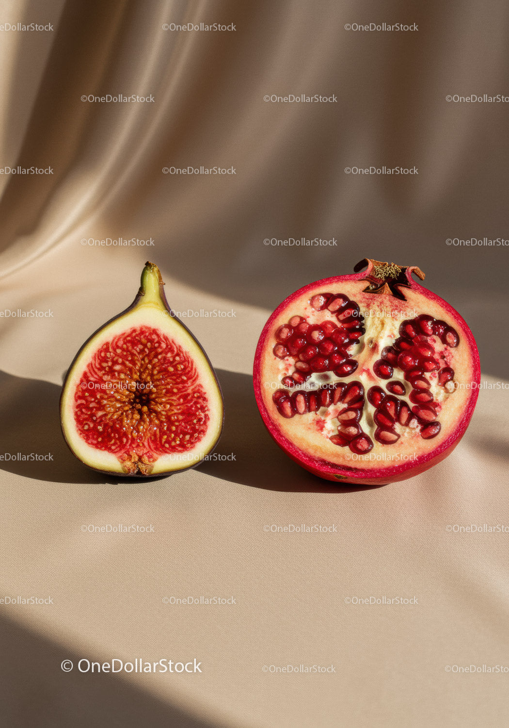 Świeże połówki fig i granatu na beżowej tkaninie