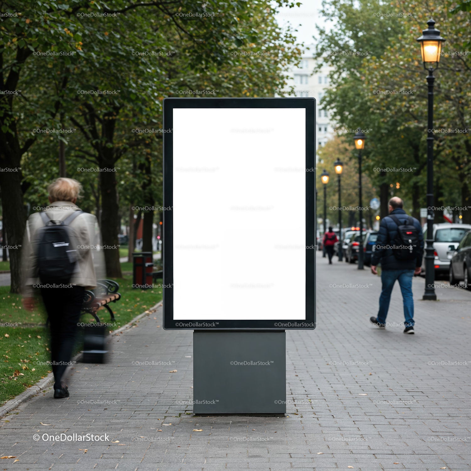 Pusta miejska tablica reklamowa na chodniku miejskim jesienią