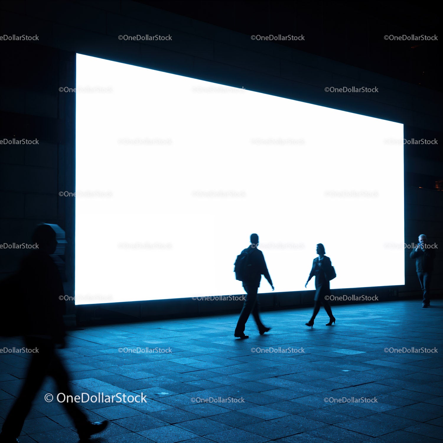 Ludzie przechodzący obok dużego, jasnego miejskiego billboardu nocą