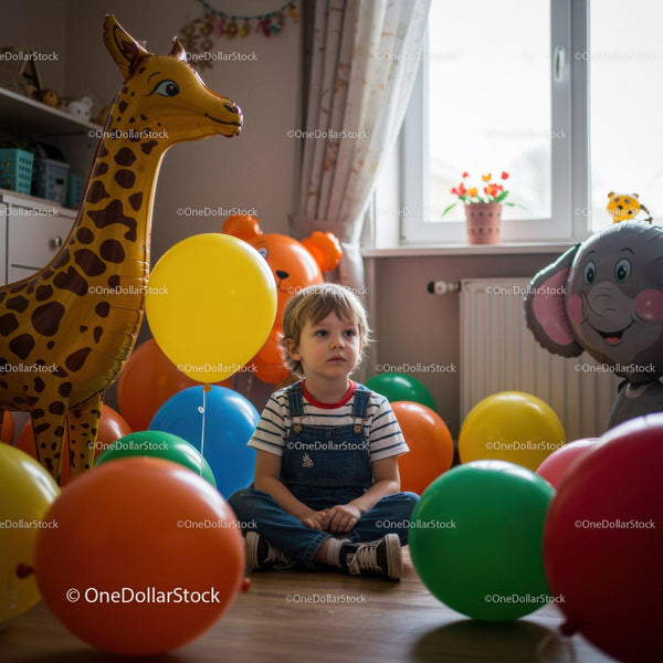 Zamysłowe dziecko otoczone kolorowymi balonami w pomieszczeniu