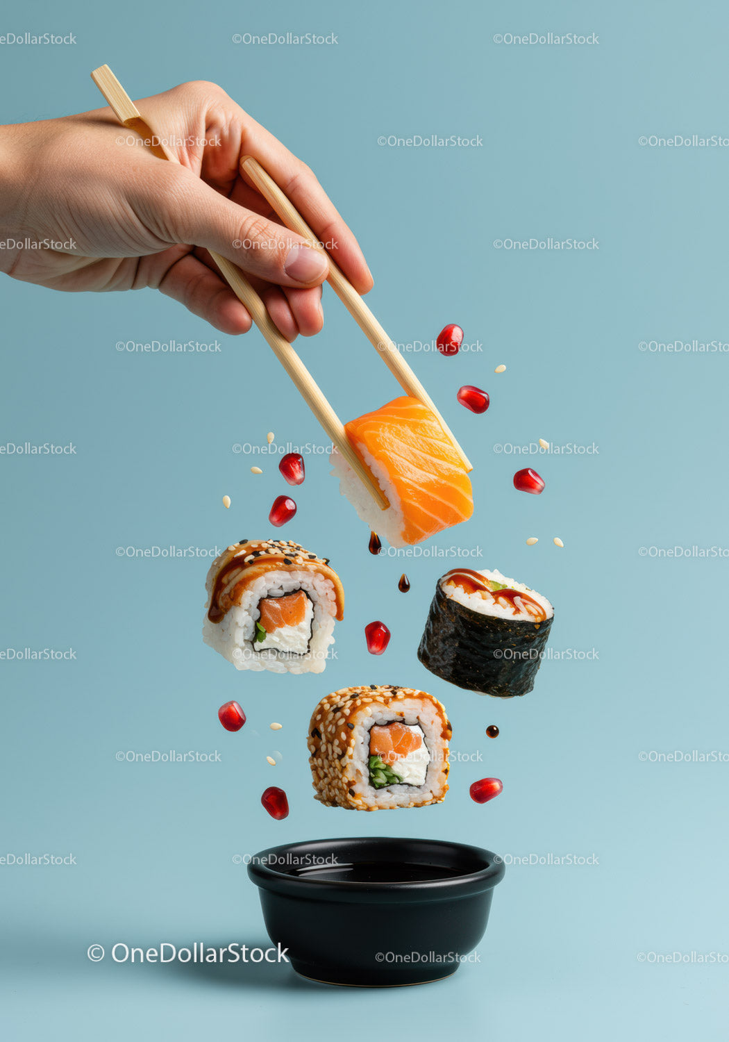 Zbieranie świeżych rolek sushi pałeczkami i sosem sojowym