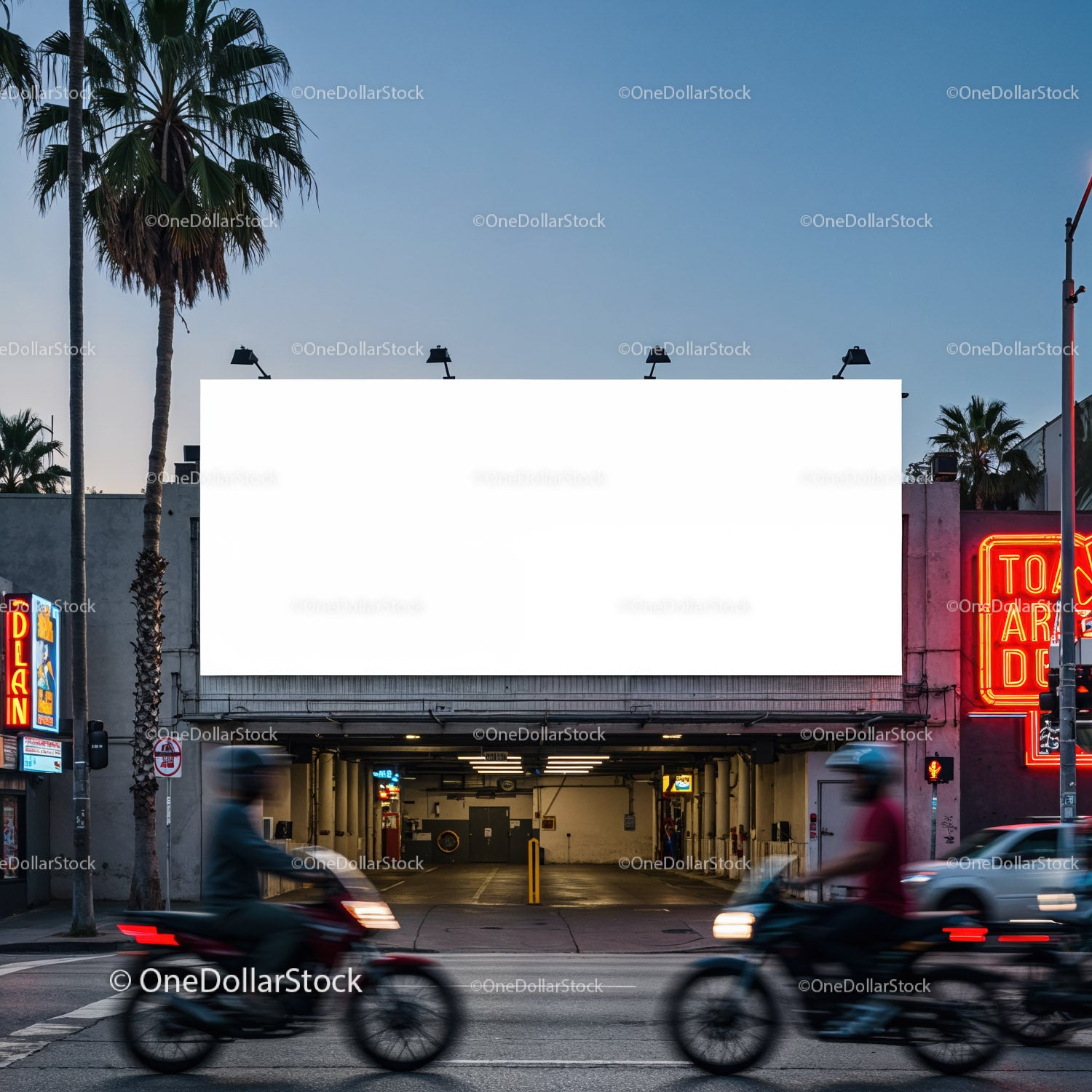 Scena uliczna w mieście z dużym, pustym billboardem o zmierzchu