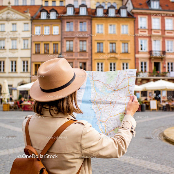Podróżnik eksplorujący miejskie ulice z mapą w ręku