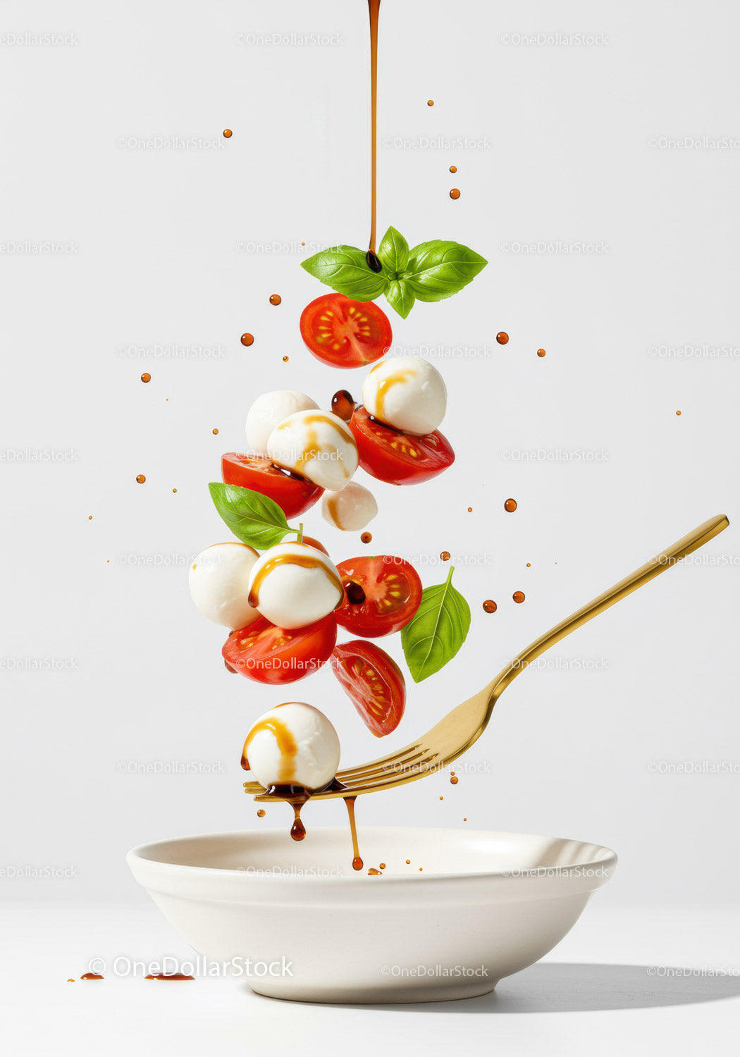 Świeże składniki sałatki Caprese, skropione glazurą balsamiczną