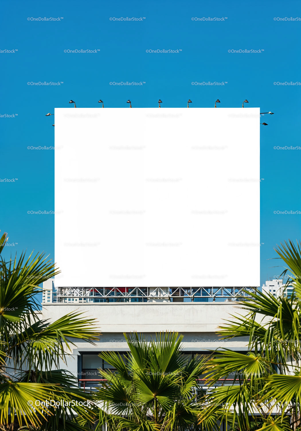 Pusty biały billboard nad tropikalnymi palmami