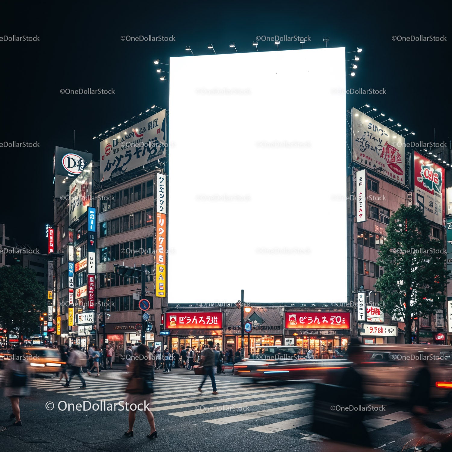 Ruchliwe skrzyżowanie w mieście z oświetlonymi billboardami nocą