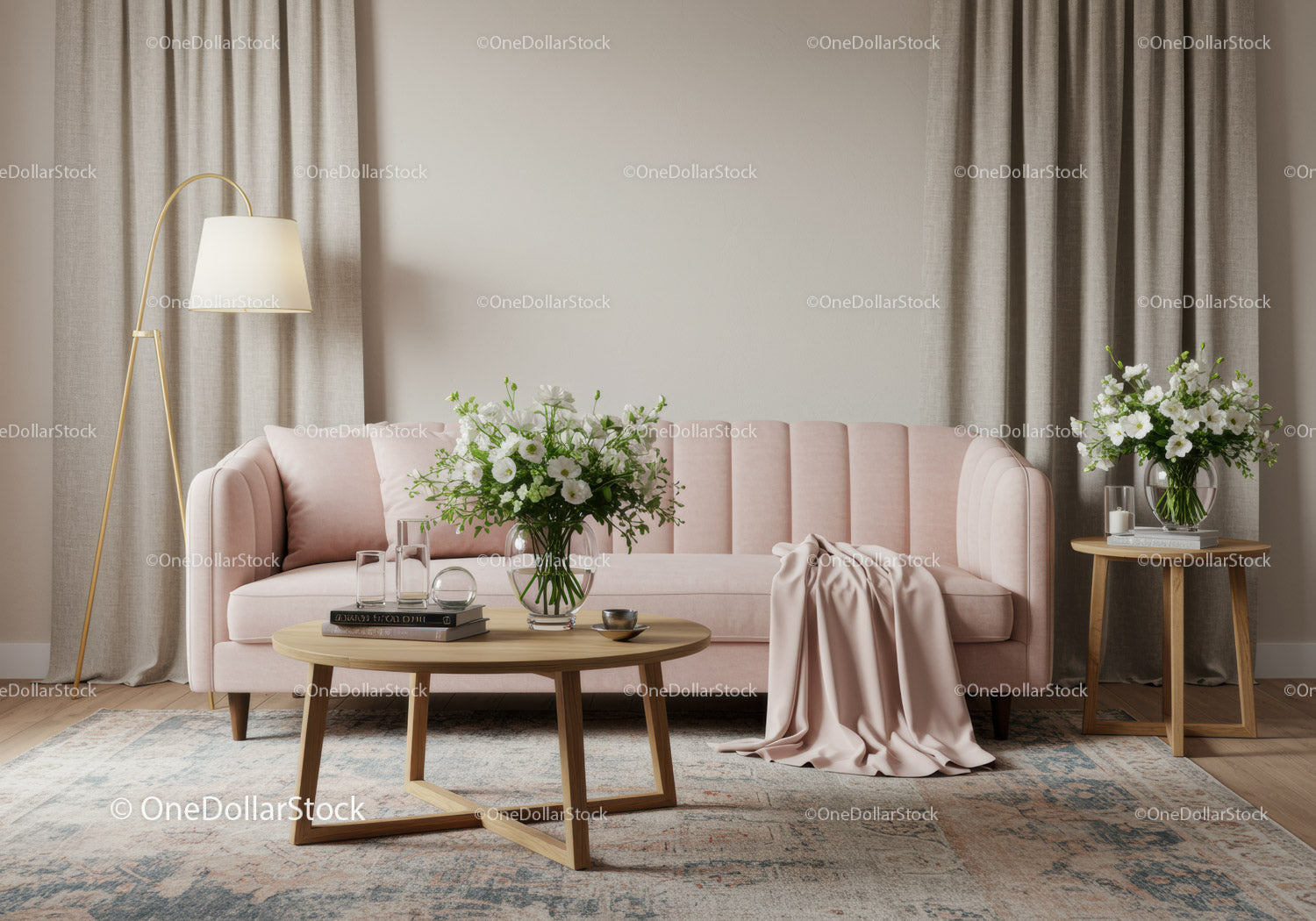 Miękka różowa sofa ze świeżymi kwiatami w przytulnym salonie