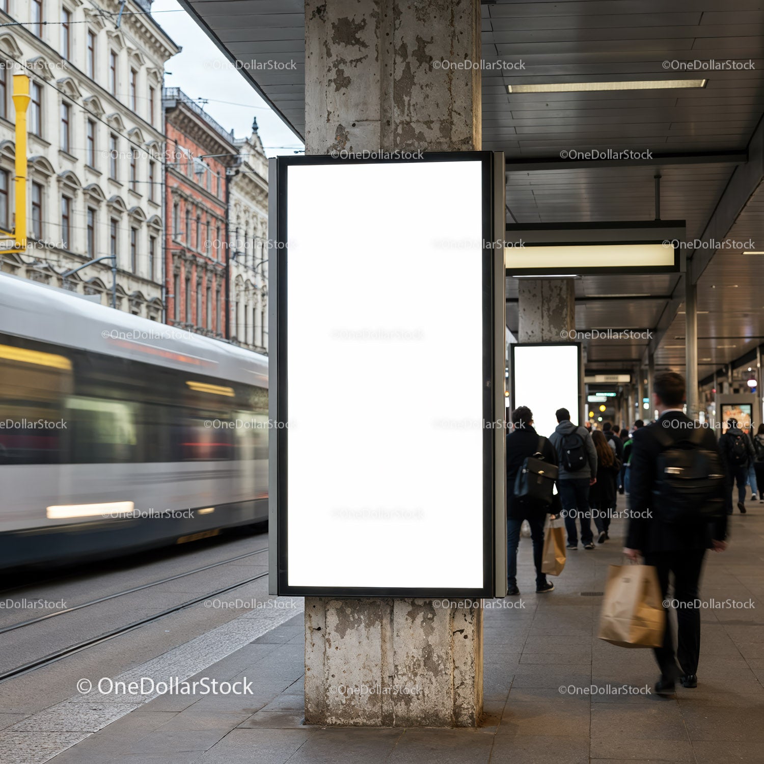 Pasażerowie przechodzący obok oświetlonego, pustego billboardu miejskiego