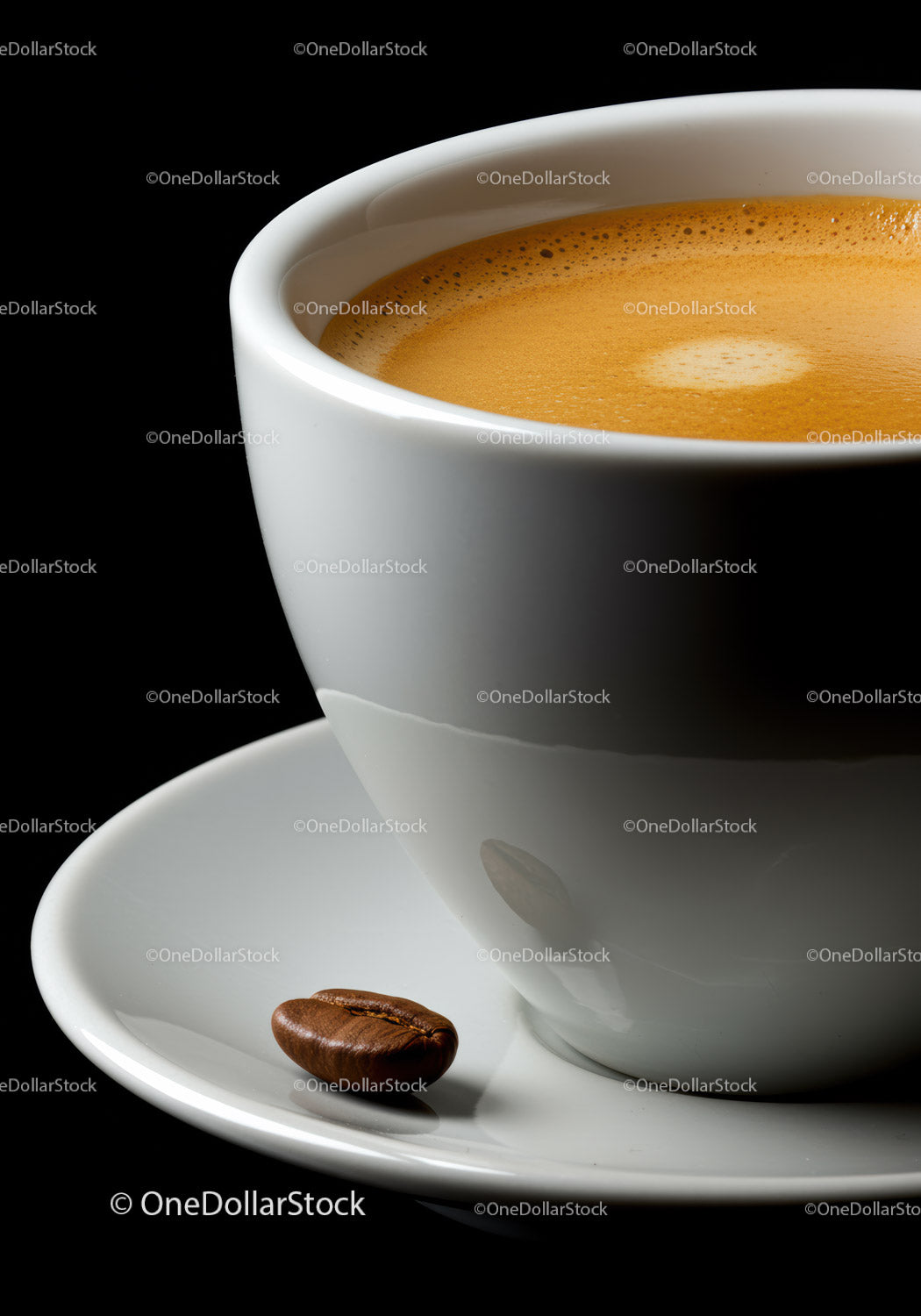 Zbliżenie na filiżankę do espresso z pojedynczym ziarnem kawy na spodku