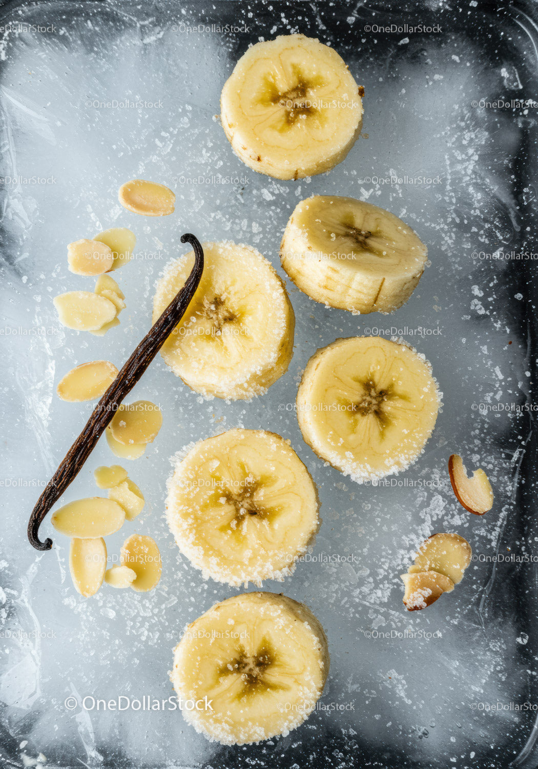 Mrożone plasterki banana z wanilią i płatkami migdałów na lodzie