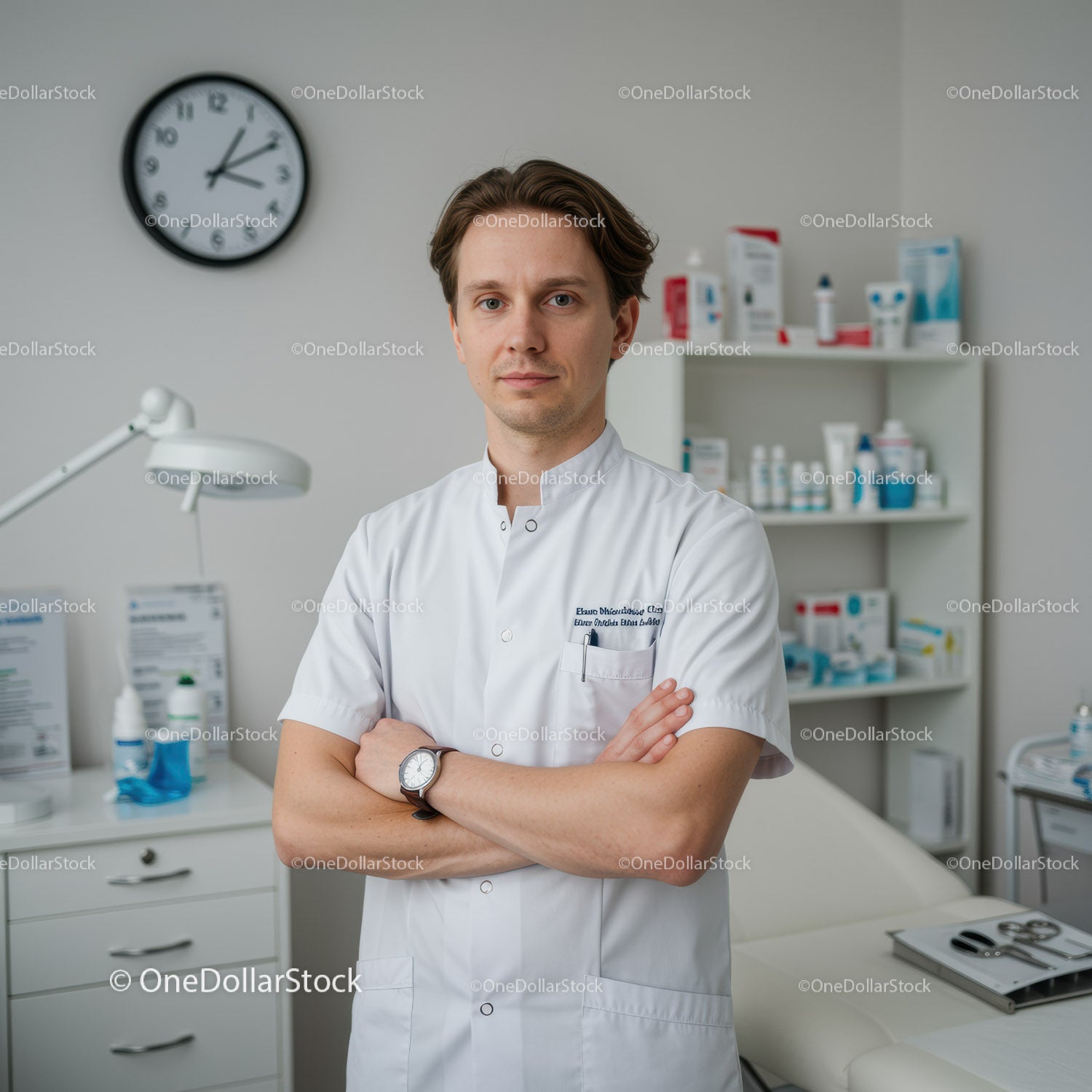 Młody lekarz pewnie stojący w nowoczesnej klinice
