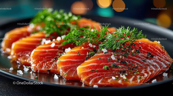 Świeże sashimi z łososia z koperkiem, czarnym pieprzem i płatkami soli