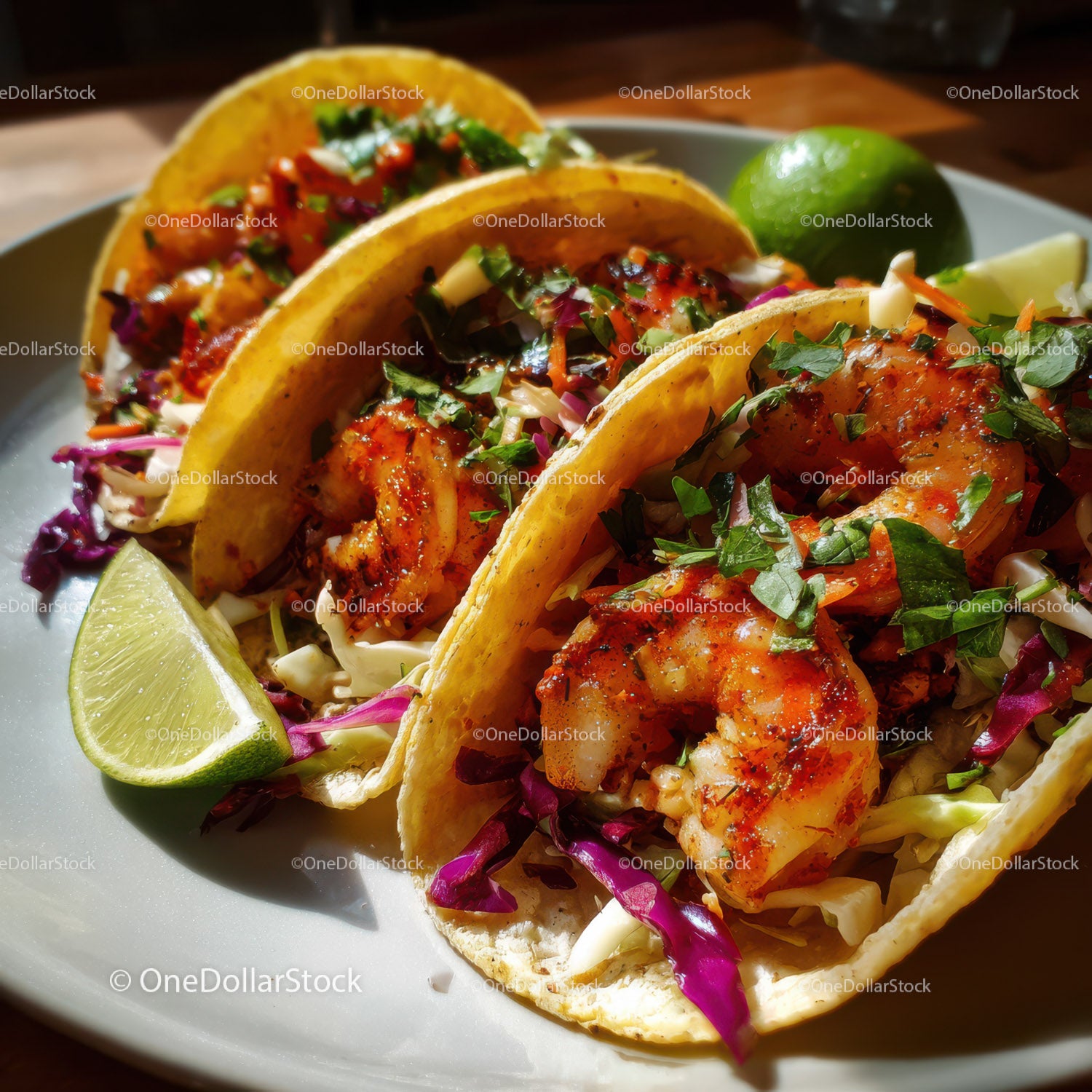 Tacos z owocami morza, krewetkami, świeżymi warzywami i limonką