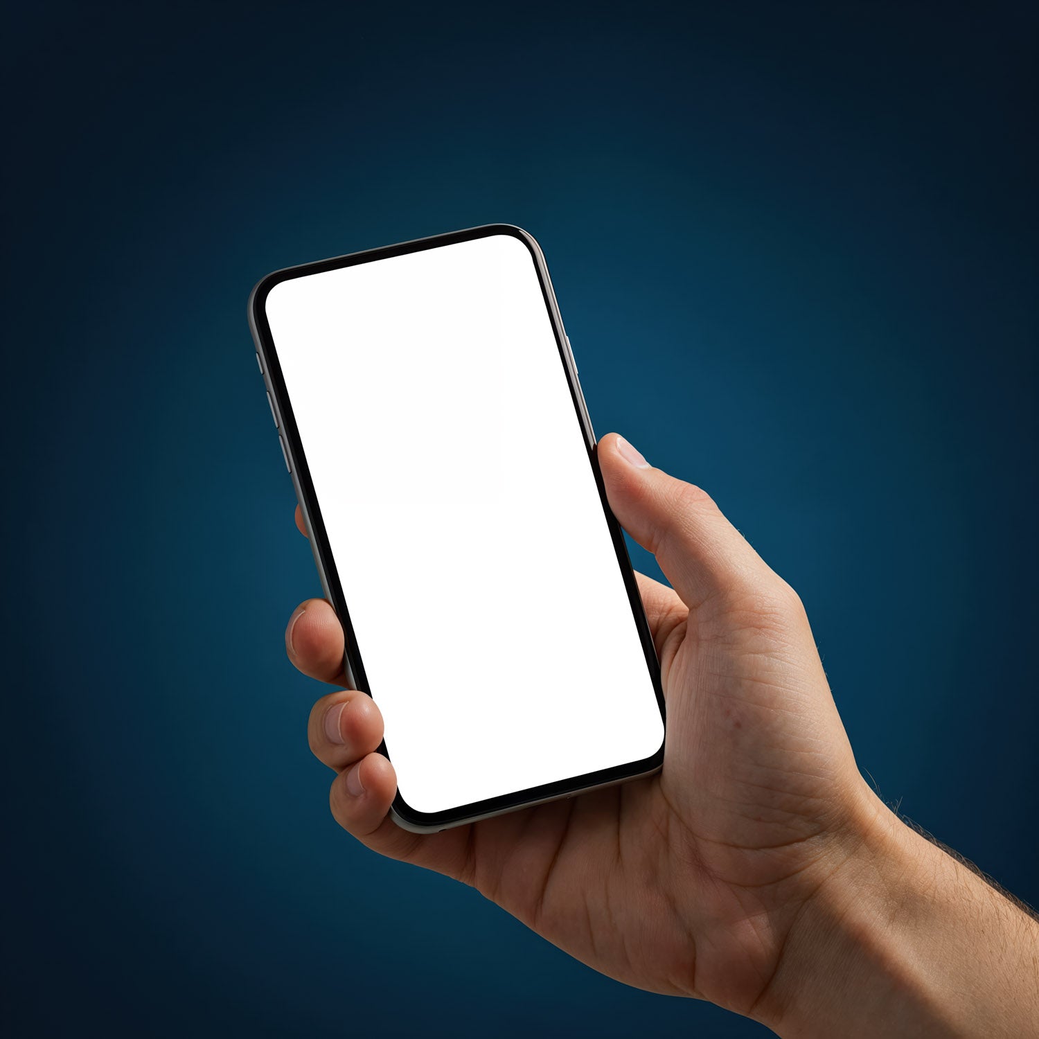 Ręka trzymająca smartfon z pustym ekranem na ciemnym tle