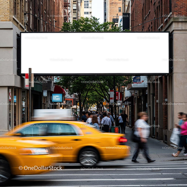 Zatłoczona ulica miasta z żółtą taksówką i pustym billboardem