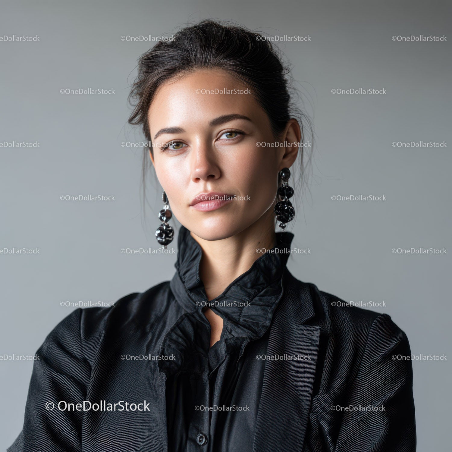 Portret eleganckiej kobiety w czarnej satynowej bluzce i efektownych kolczykach