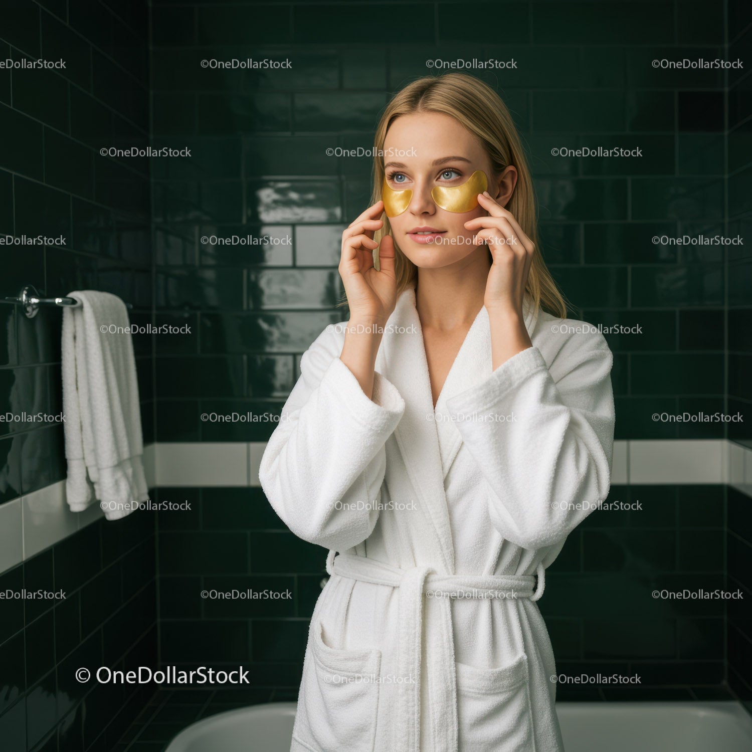 Relaksująca się kobieta w szlafroku nakładająca złote maseczki na twarz w łazience spa