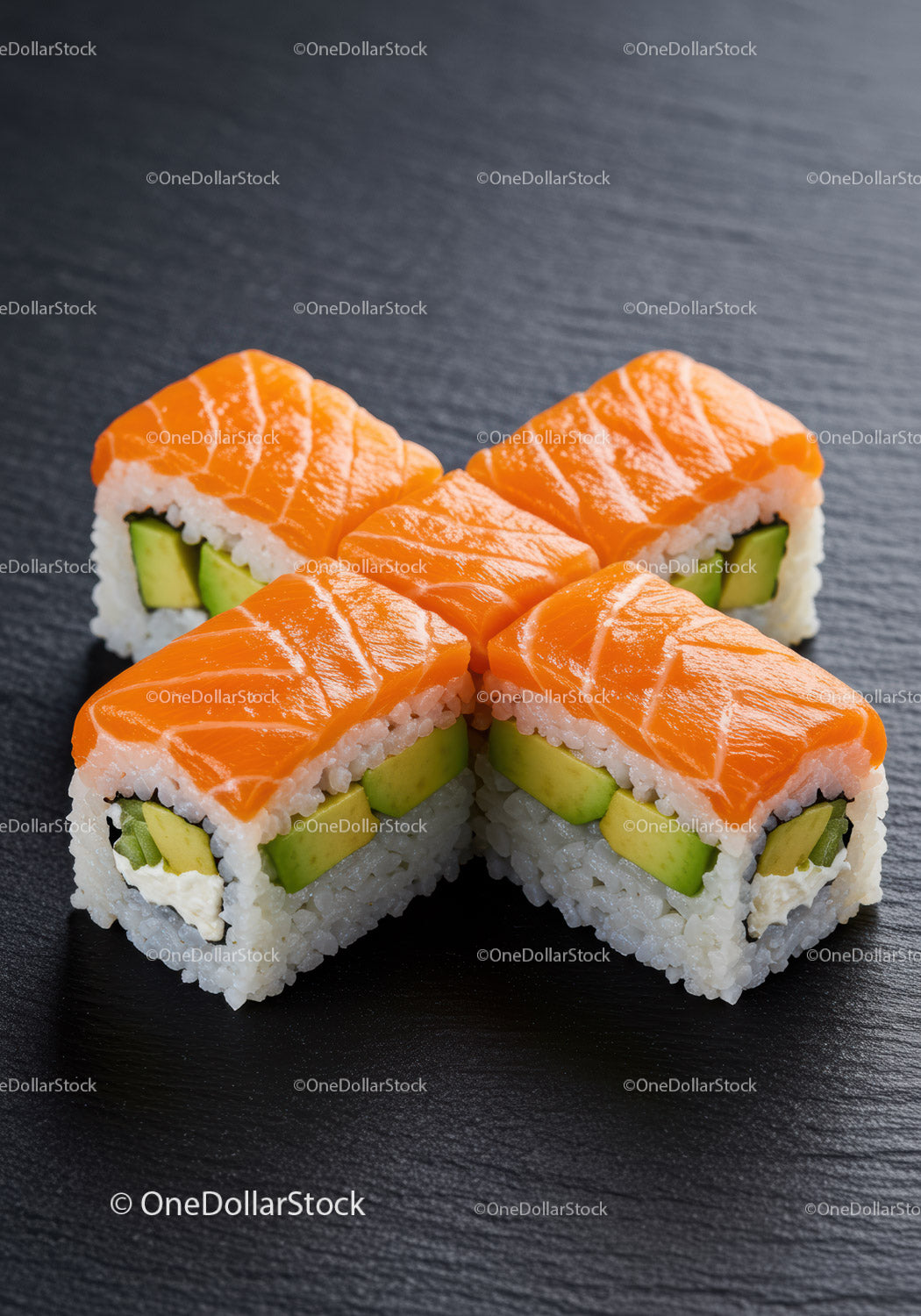 Świeże rolki sushi z łososiem, awokado i serkiem śmietankowym