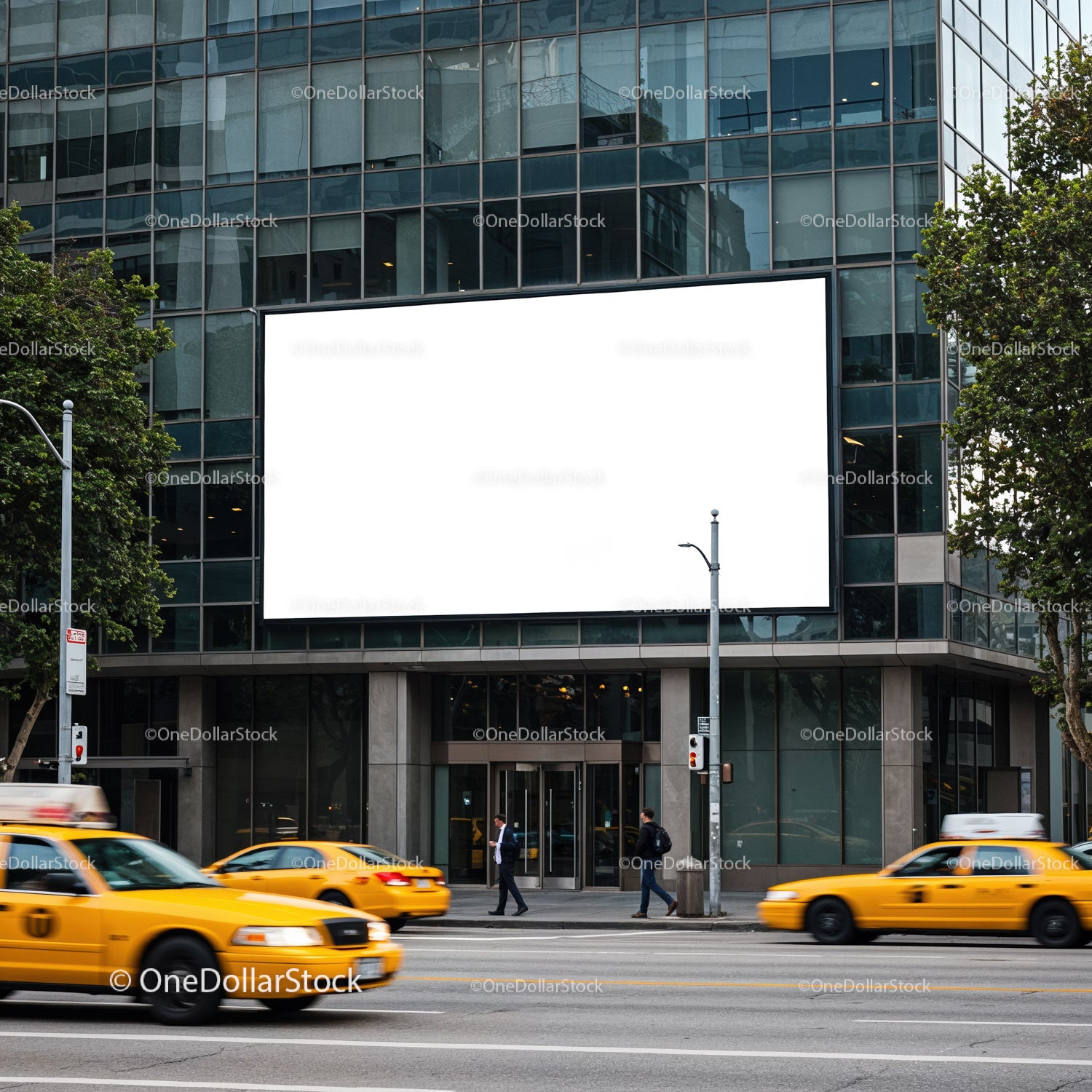 Ruchliwa ulica miejska z żółtymi taksówkami i dużym billboardem