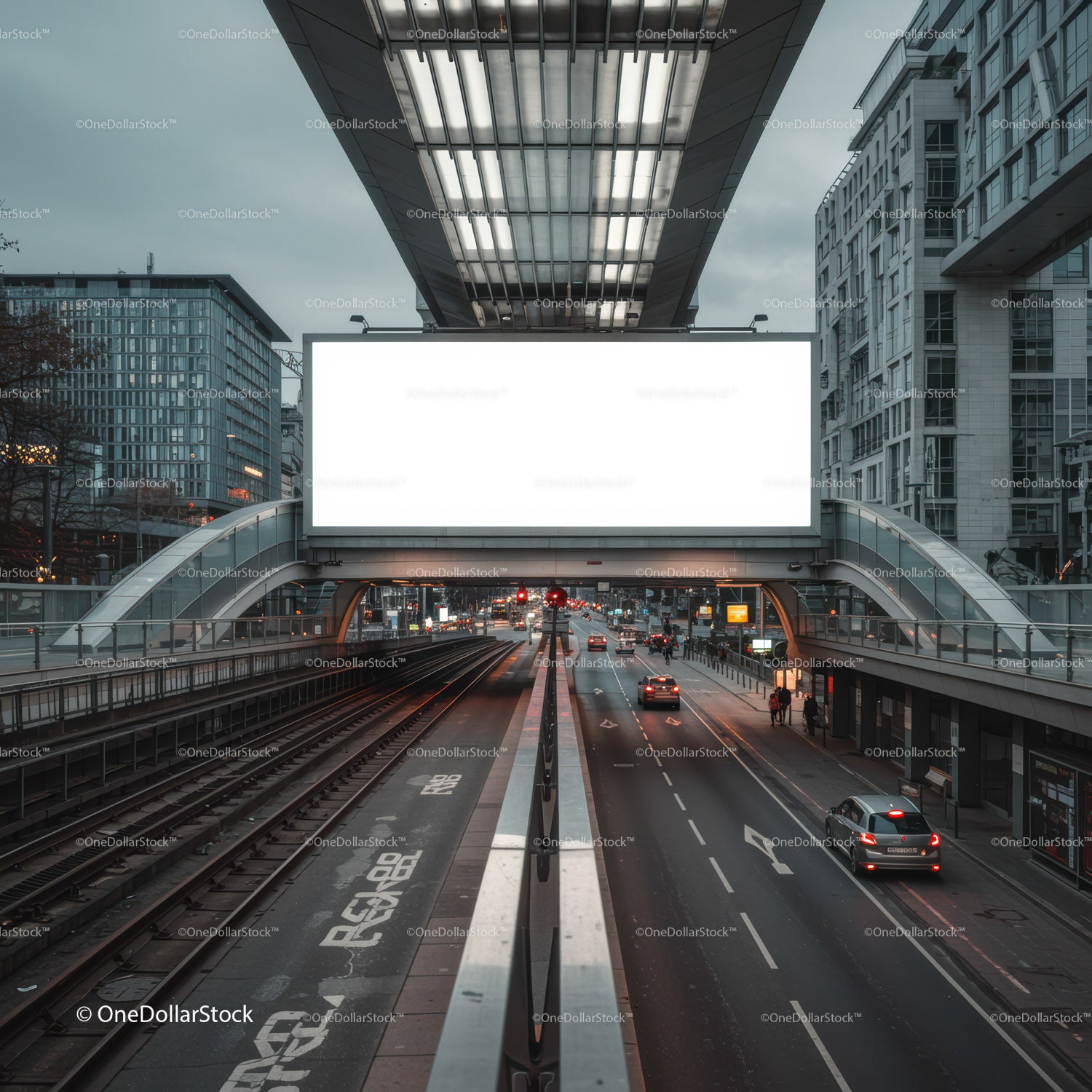 Ulica miejska i tory kolejowe z oświetlonym billboardem