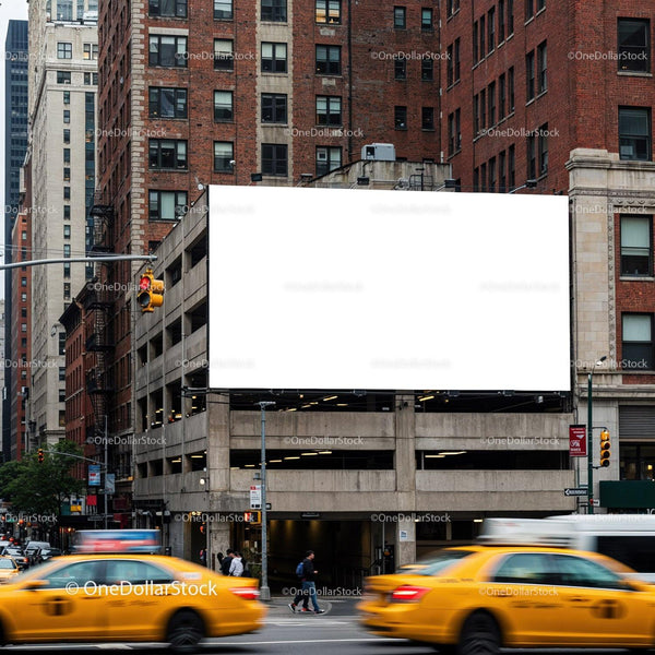 Zatłoczone miejskie skrzyżowanie z pustym billboardem i żółtymi taksówkami