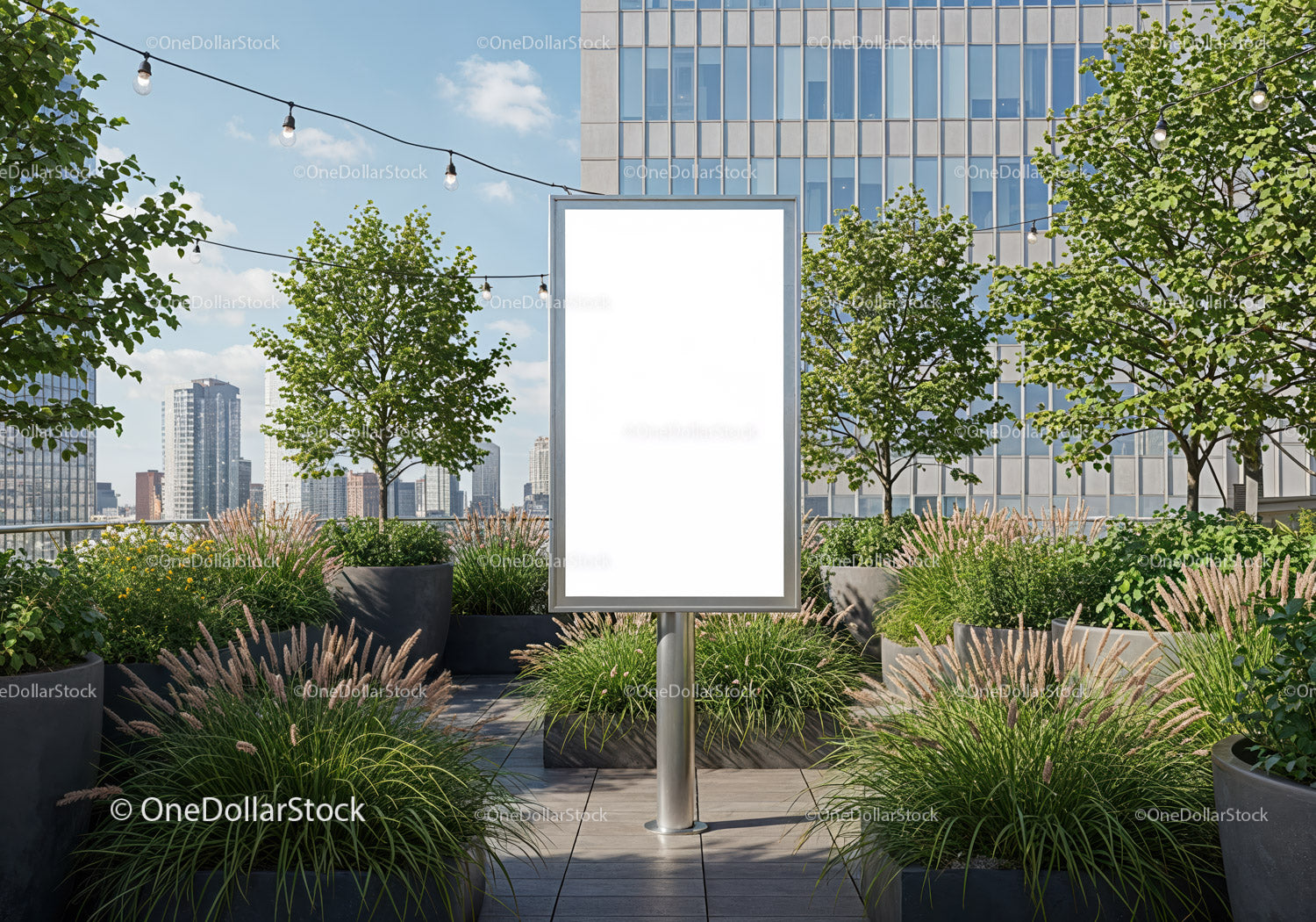 Pusty miejski billboard otoczony zielenią na dachu