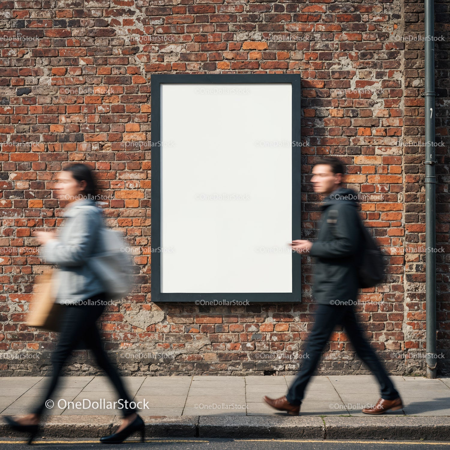 Rozmazani piesi przechodzący obok pustego plakatu na ścianie z cegieł