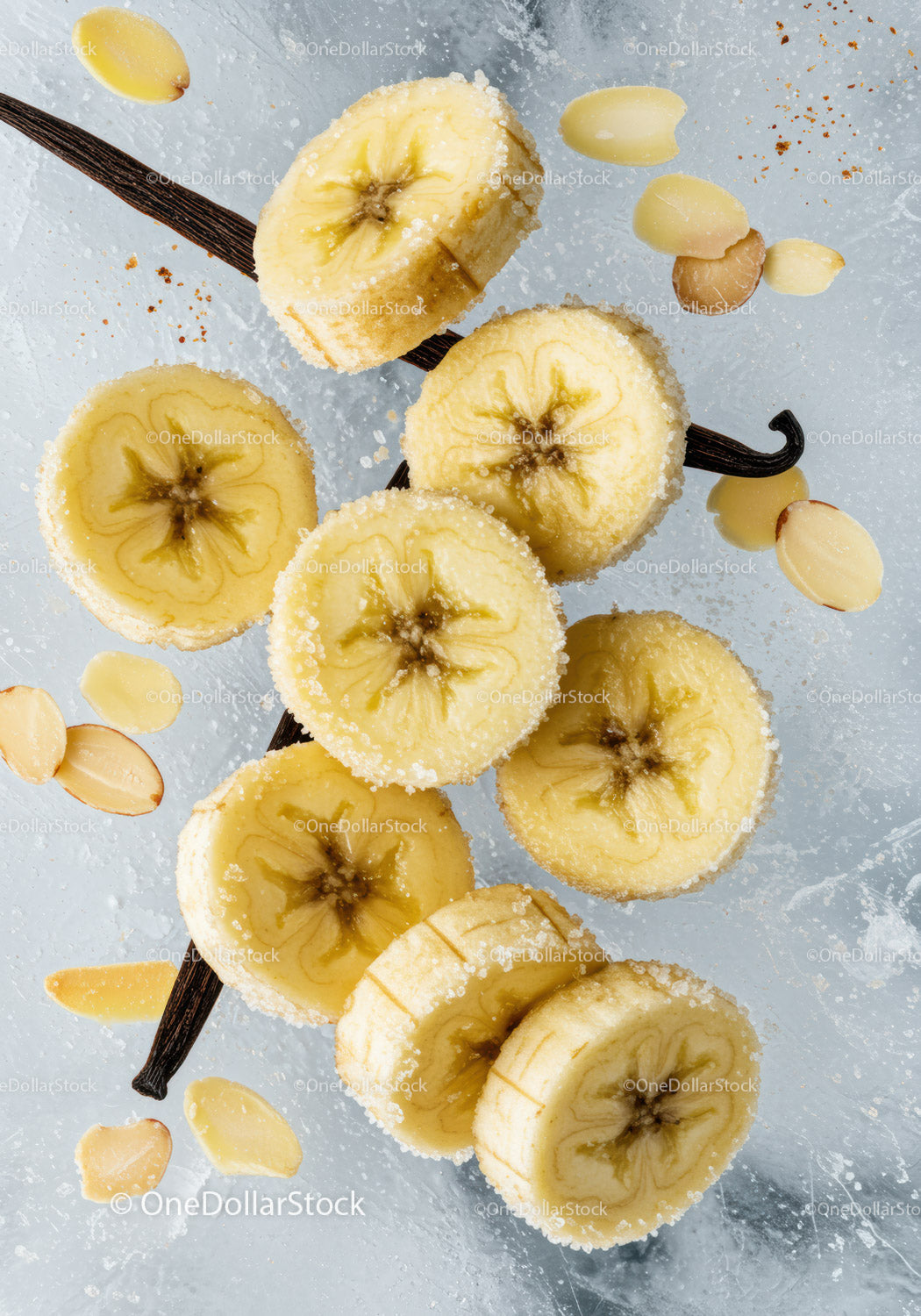 Zbliżenie na pokrojone w cukier plasterki banana z laską wanilii