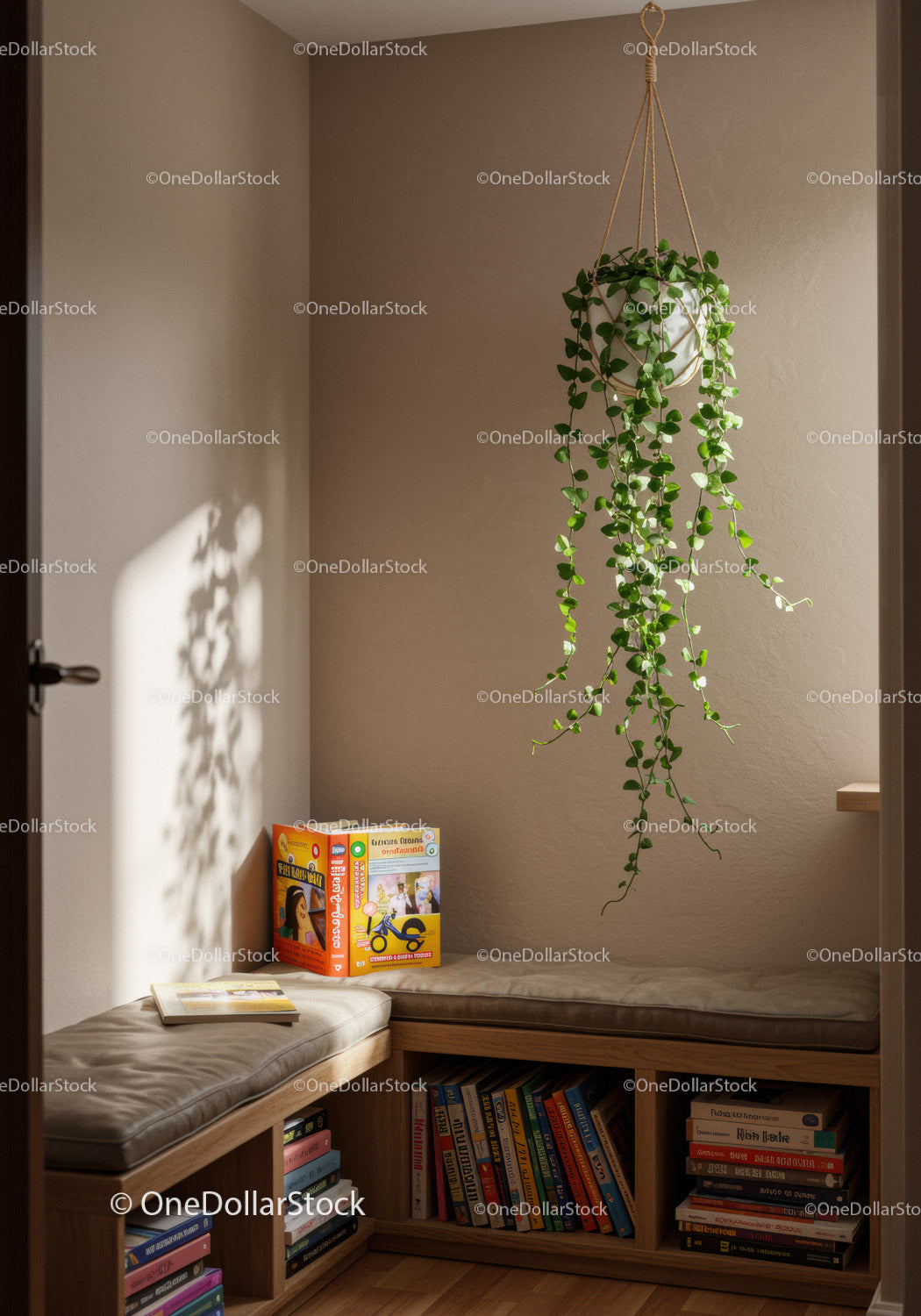 Wisząca roślina Pothos w minimalistycznym narożniku z półką na książki