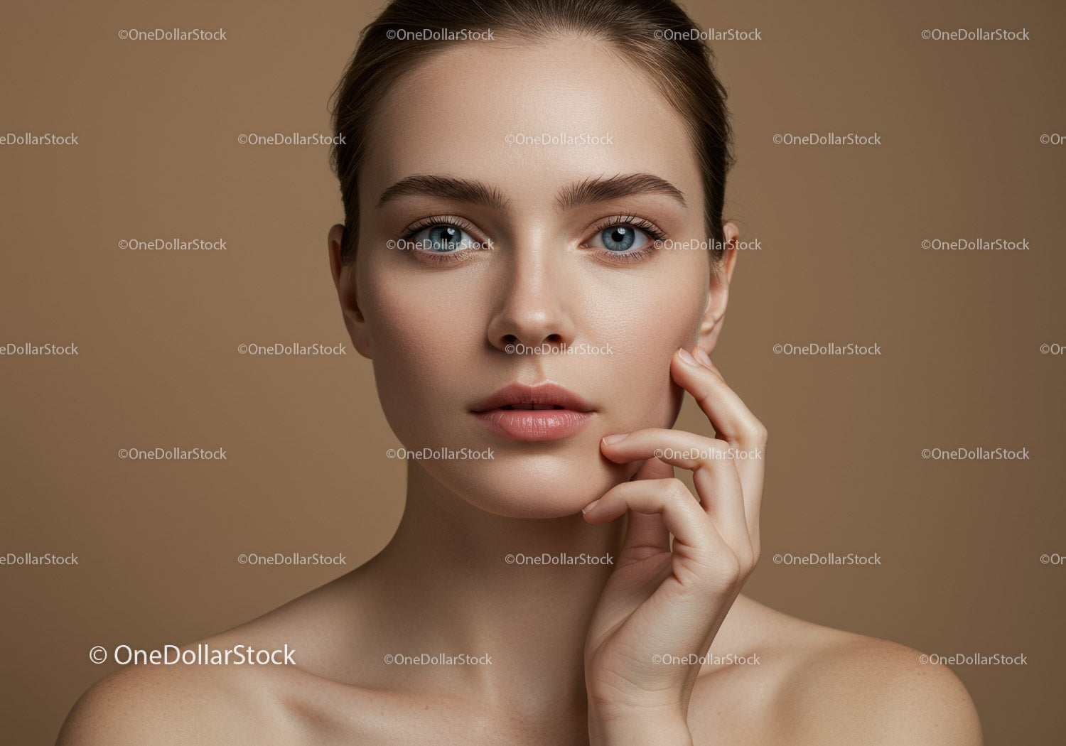 Elegancki portret piękna kobiety o czystych, niebieskich oczach