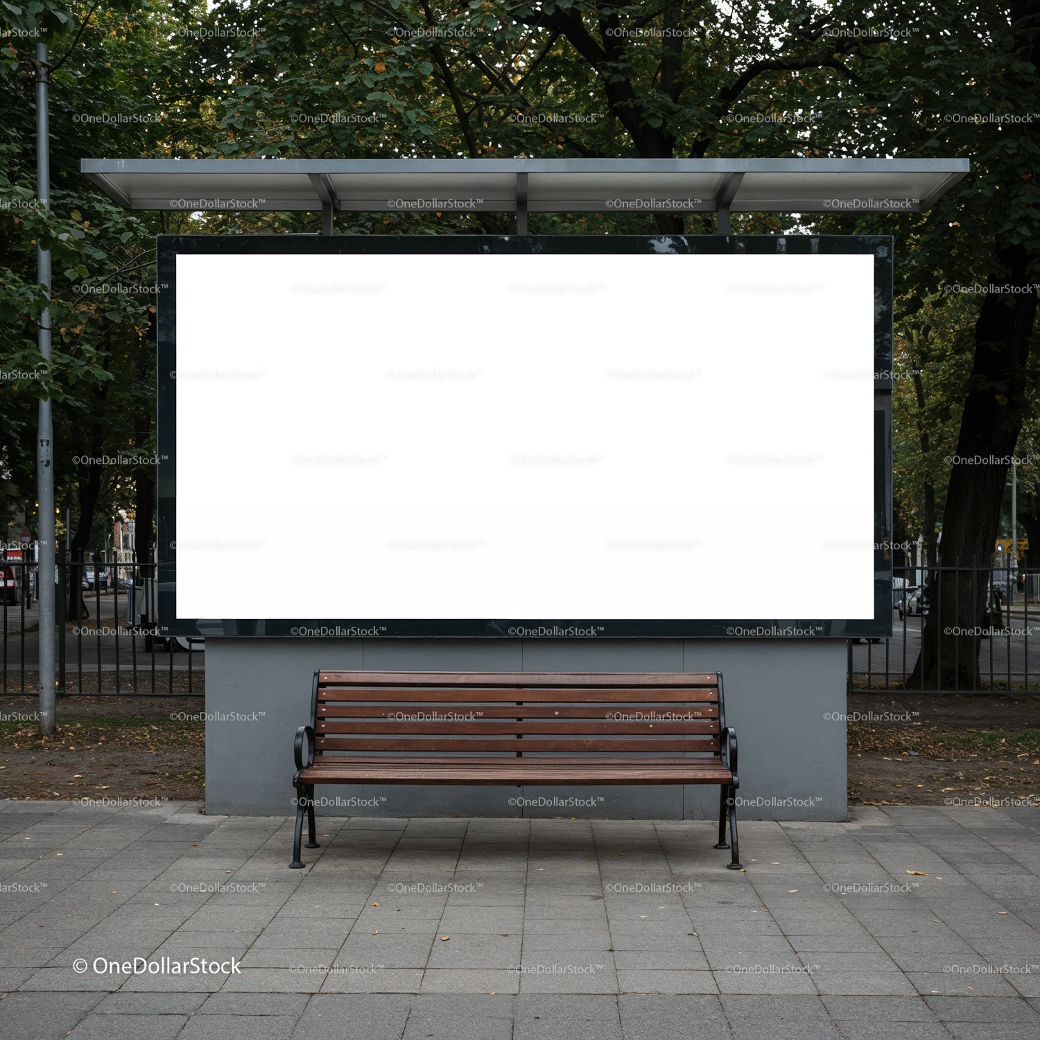 Pusta drewniana ławka przed pustym, zewnętrznym billboardem
