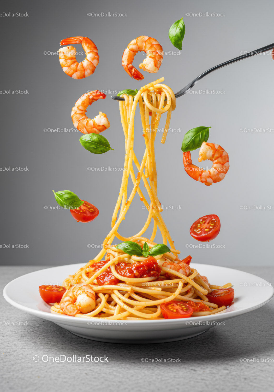 Spaghetti z sosem pomidorowym z krewetkami i świeżą bazylią