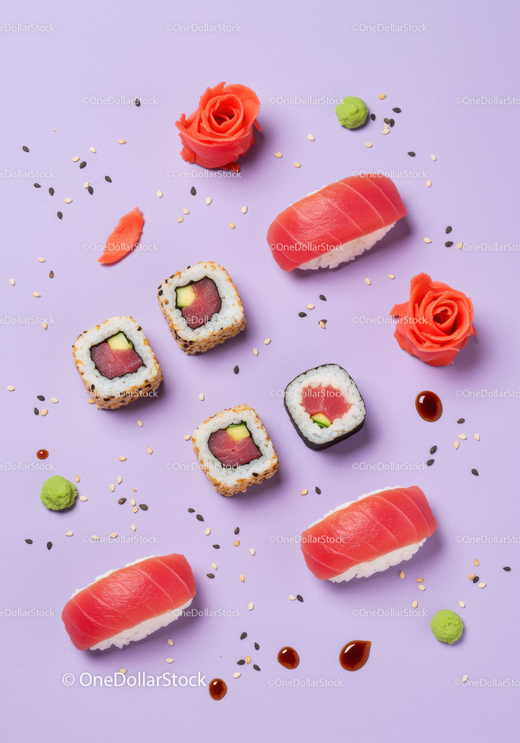 Świeże sushi z tuńczykiem i rolki z wasabi na fioletowym tle