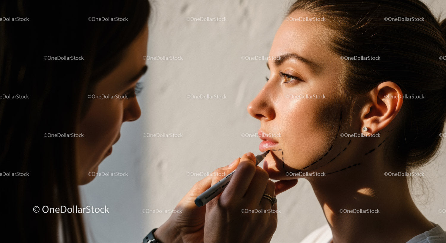 Profesjonalny wizażysta nakłada eyeliner kobiecie wychodzącej z domu
