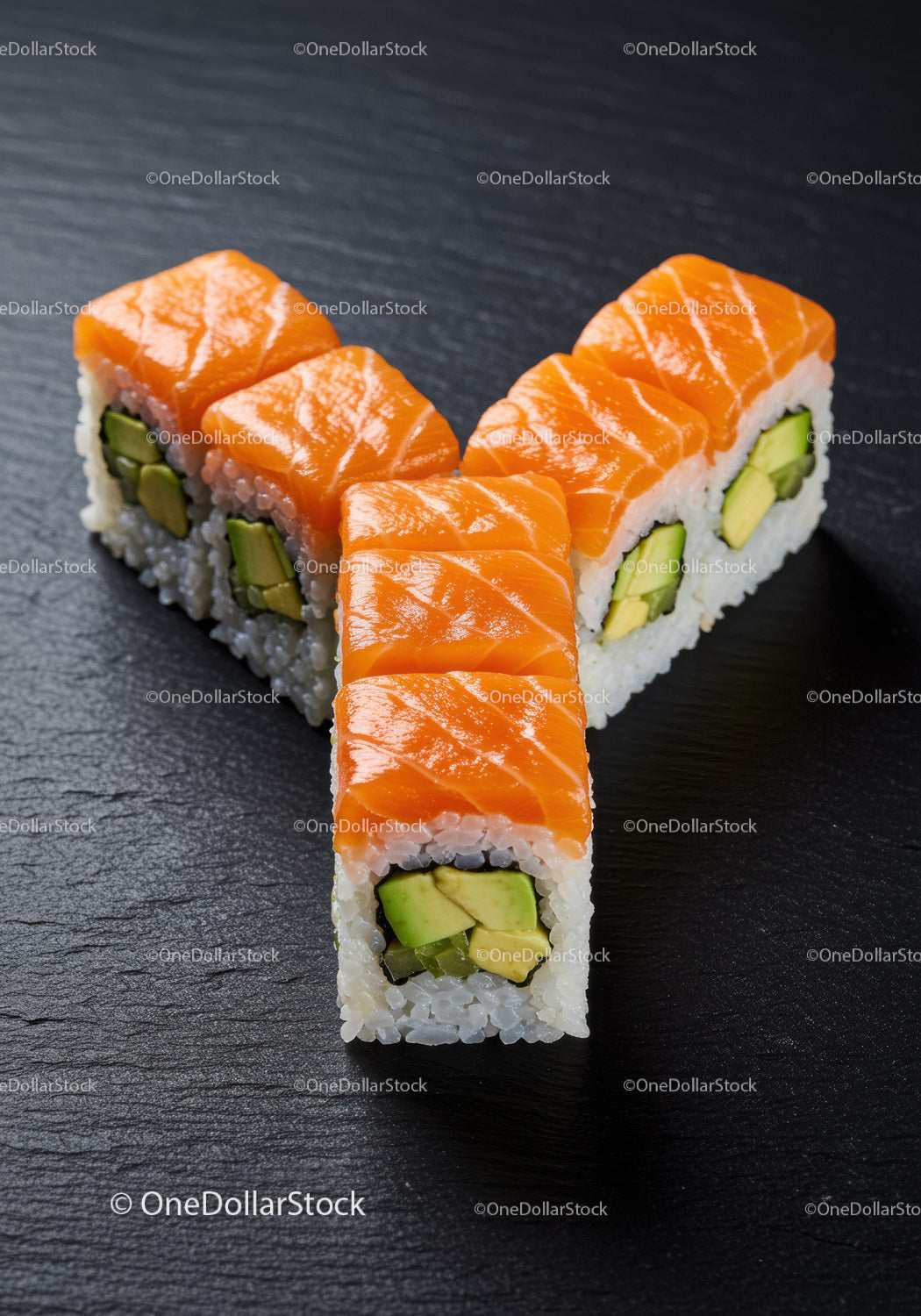 Świeże rolki sushi z łososiem i awokado na czarnym łupku