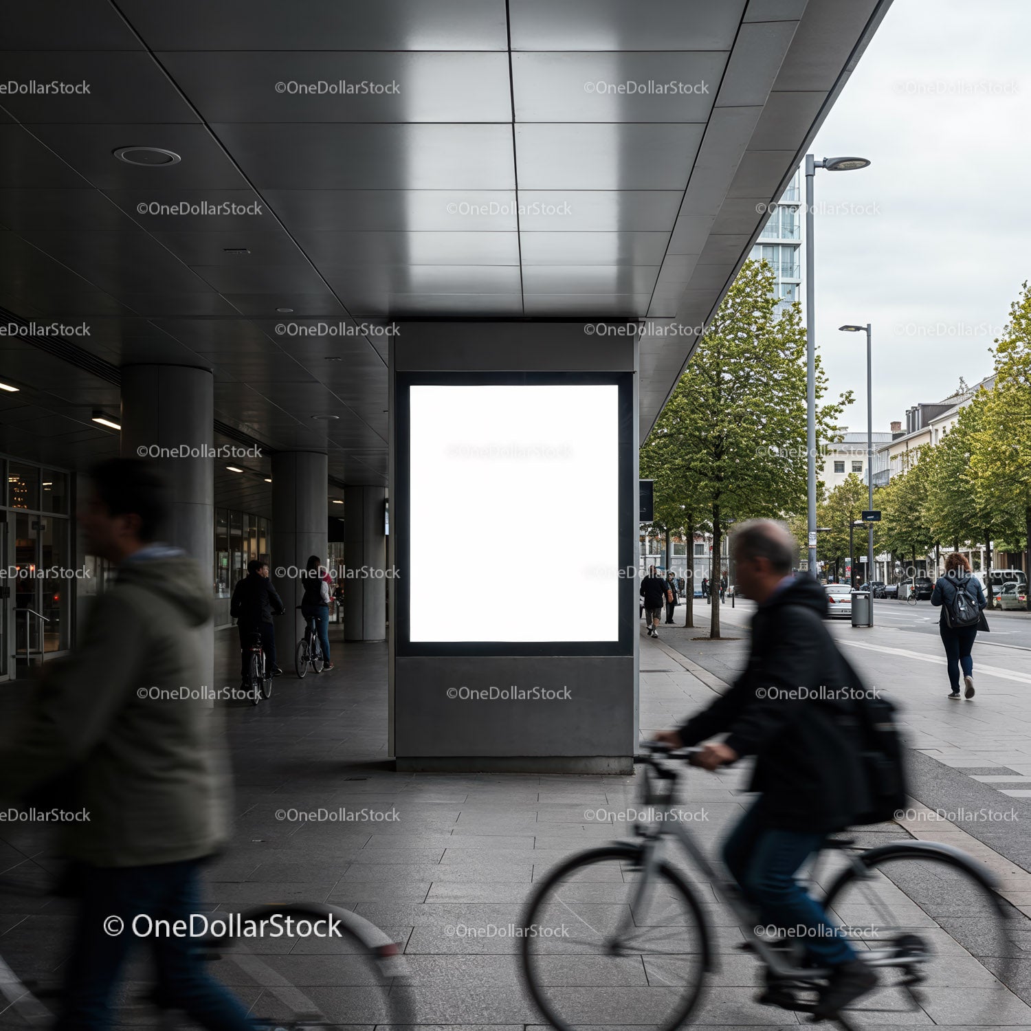 Pusty miejski billboard z zajętymi pieszymi i rowerzystami