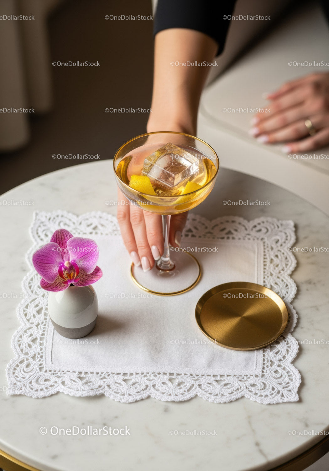 Elegancki koktajl z cytryną i lodem na marmurowym stole z orchideą