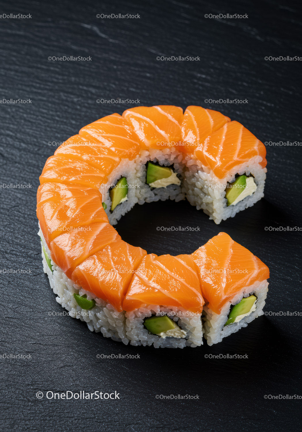 Sushi w rolce z łososiem i awokado na czarnym kamiennym talerzu