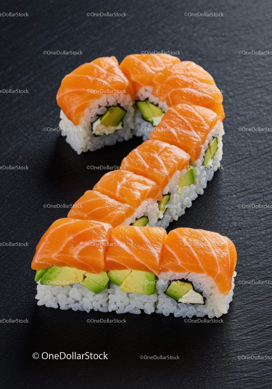 Rolki sushi z łososiem i awokado w kształcie cyfry dwa