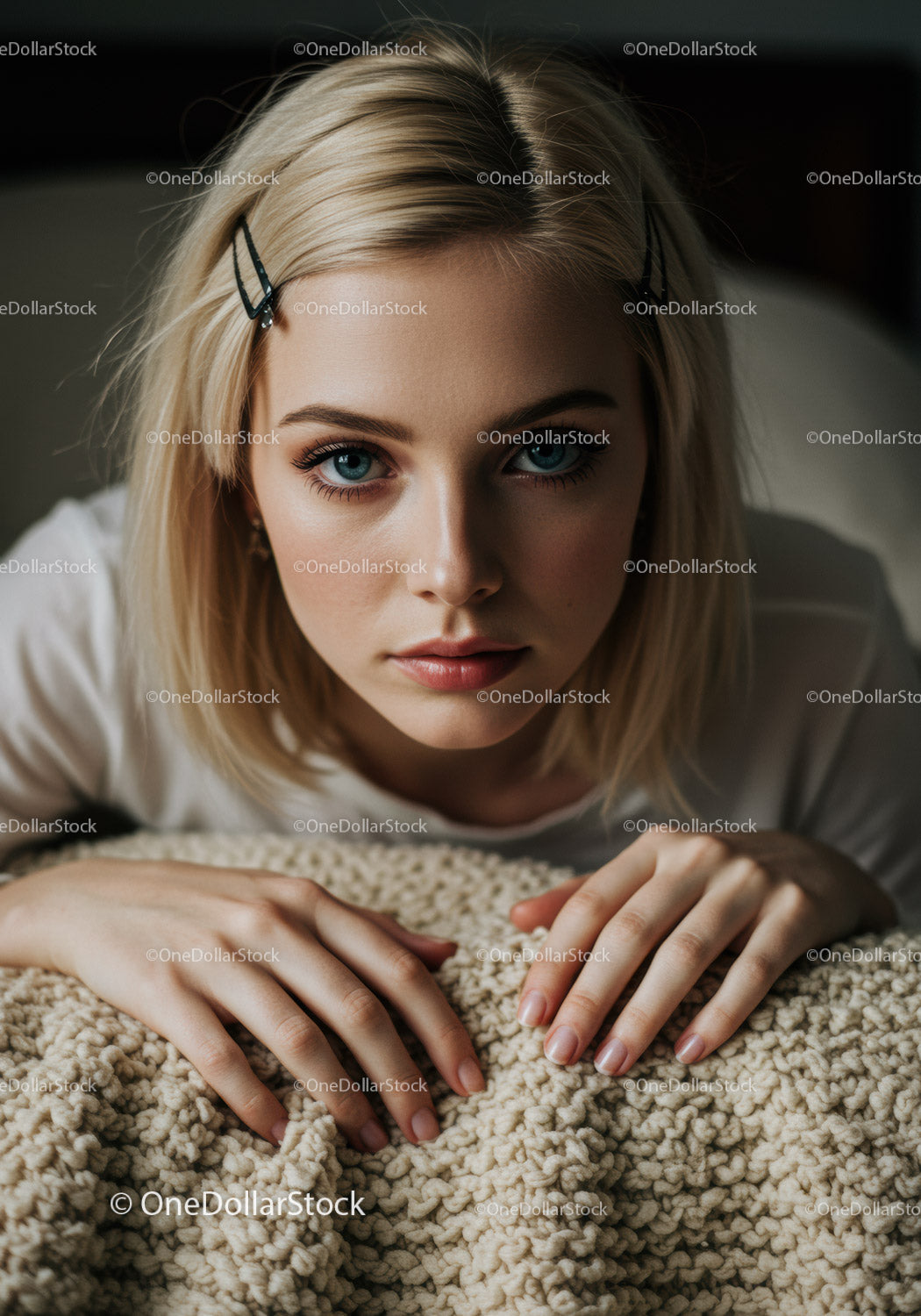 Portret młodej kobiety z niebieskimi oczami i blond włosami
