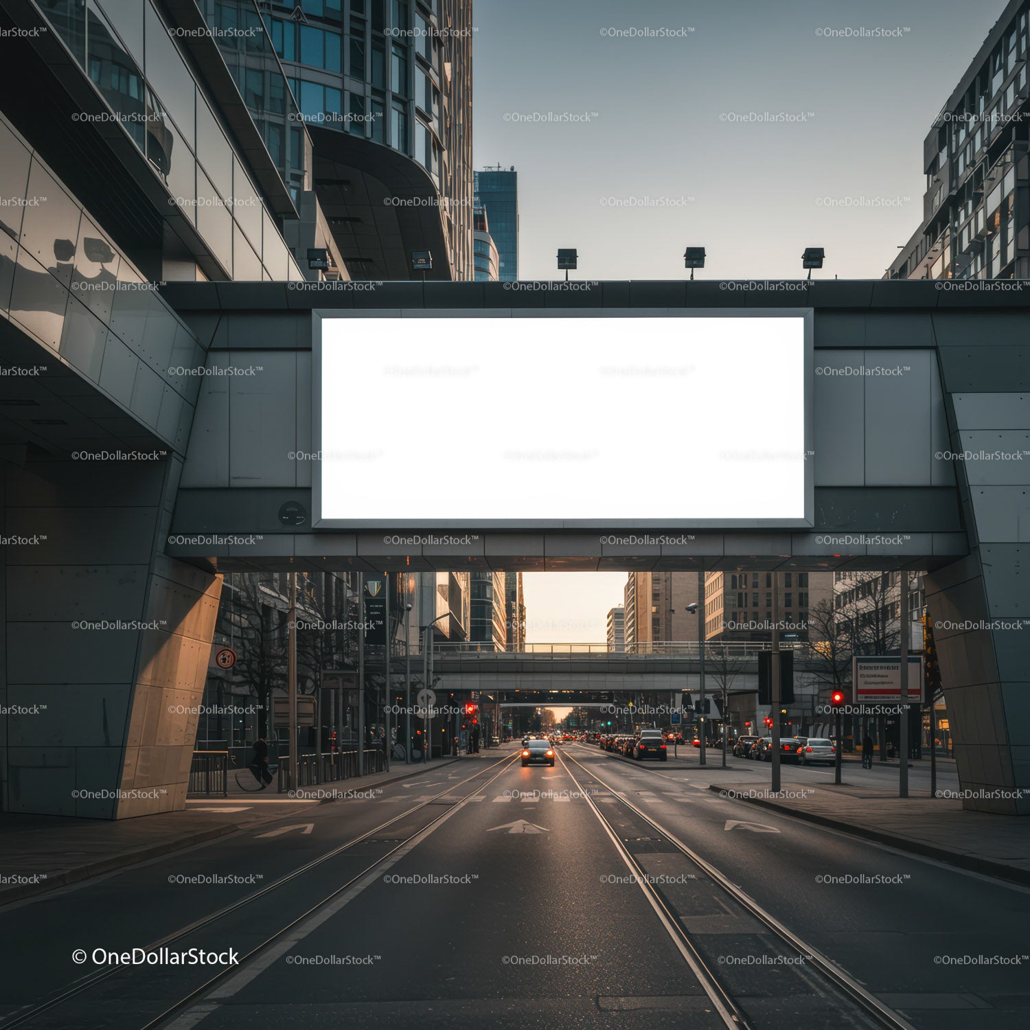 Ulica miejska z pustym billboardem o zmierzchu w centrum miasta