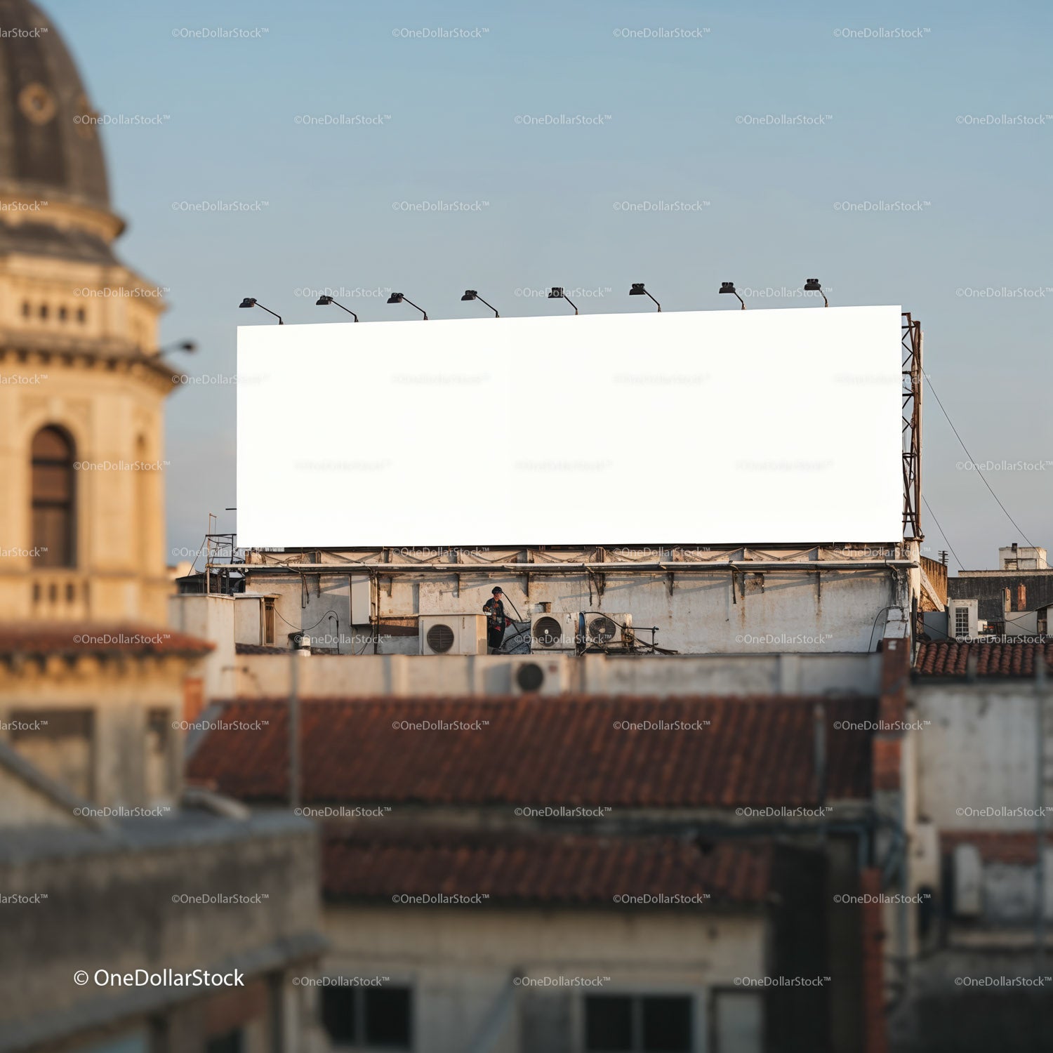 Pusty billboard na dachu miasta na tle czystego nieba