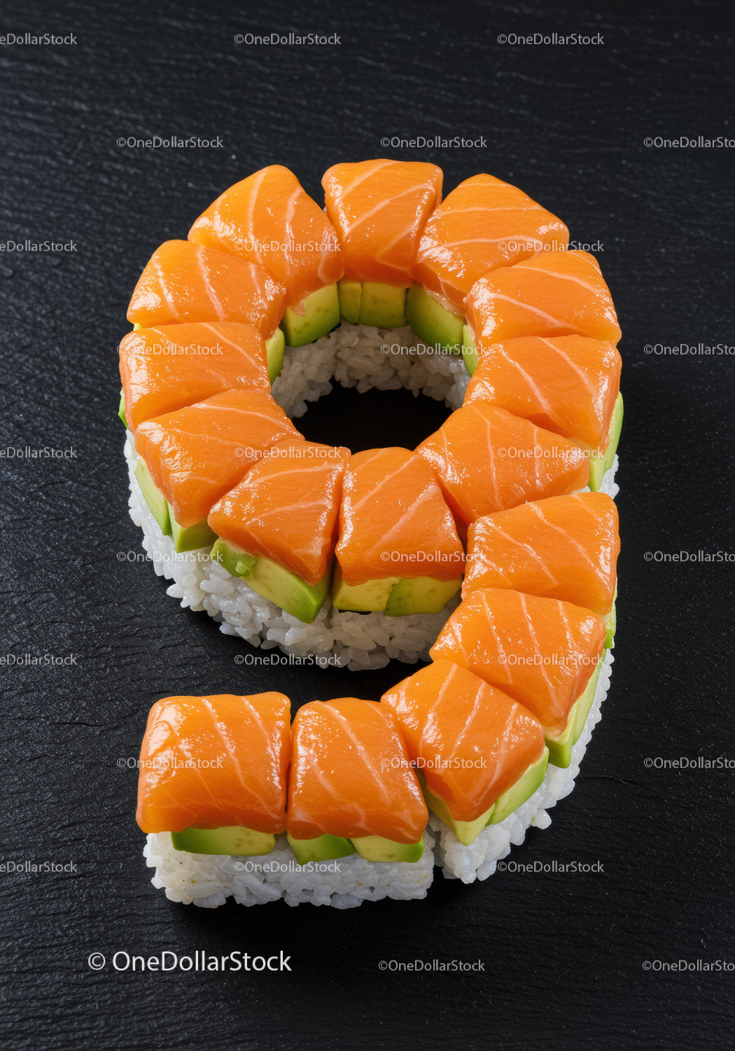 Sushi w rolce z łososiem i awokado w kształcie cyfry dziewięć