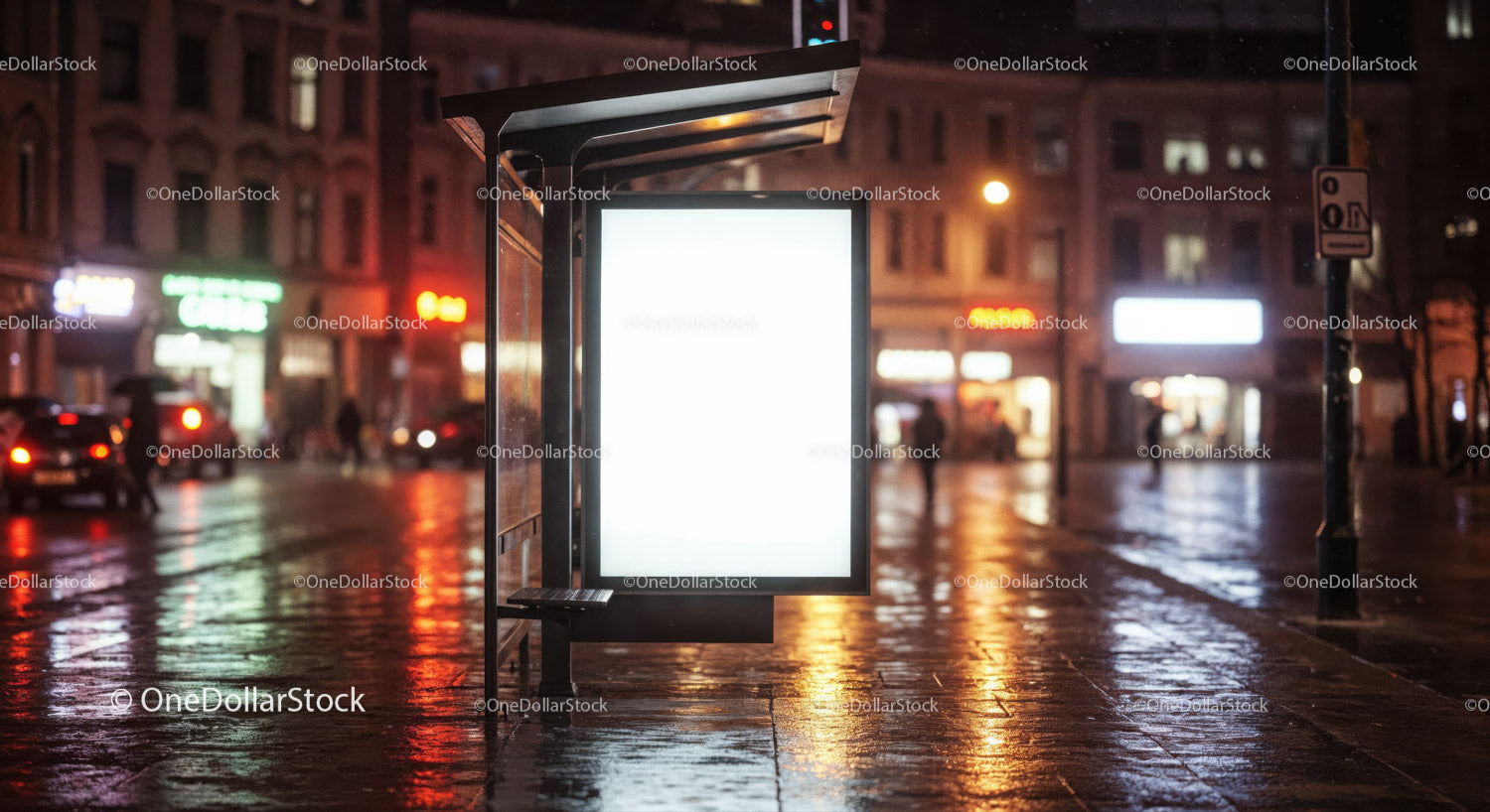 Pusty przystanek autobusowy z jasnym oświetleniem reklamowym w nocnym mieście