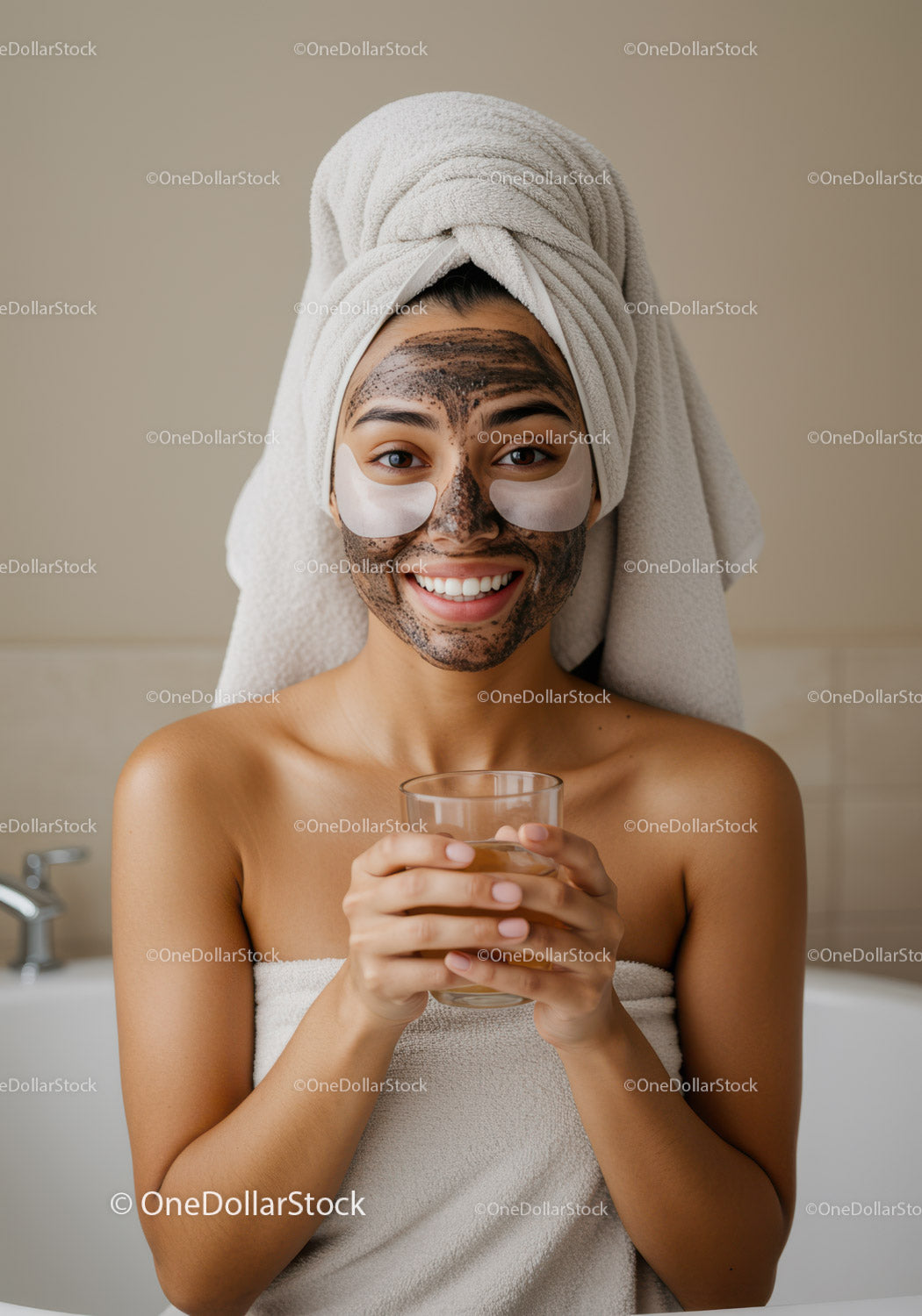 Relaksująca się kobieta z maseczką na twarz i płatkami pod oczy po zabiegu w spa