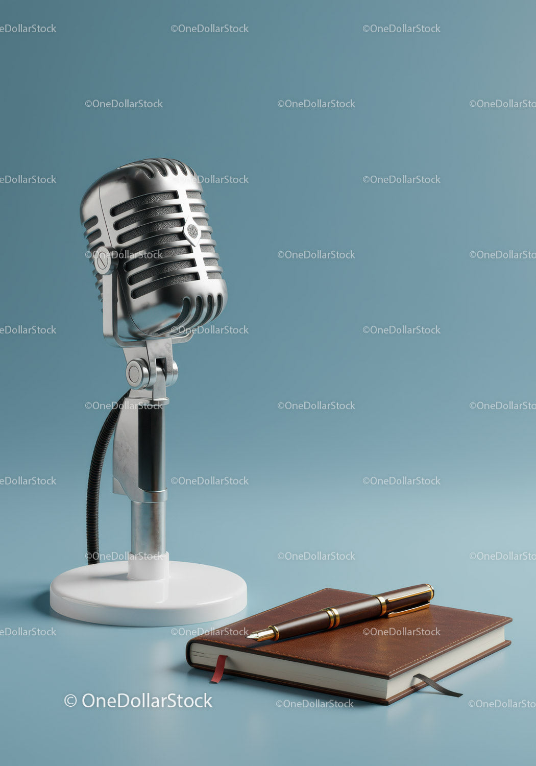 Zabytkowy mikrofon i notebook do kreatywnych nagrań audio